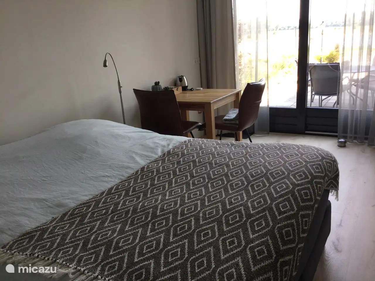 Ein wunderschönes Doppelbett im Erdgeschoss