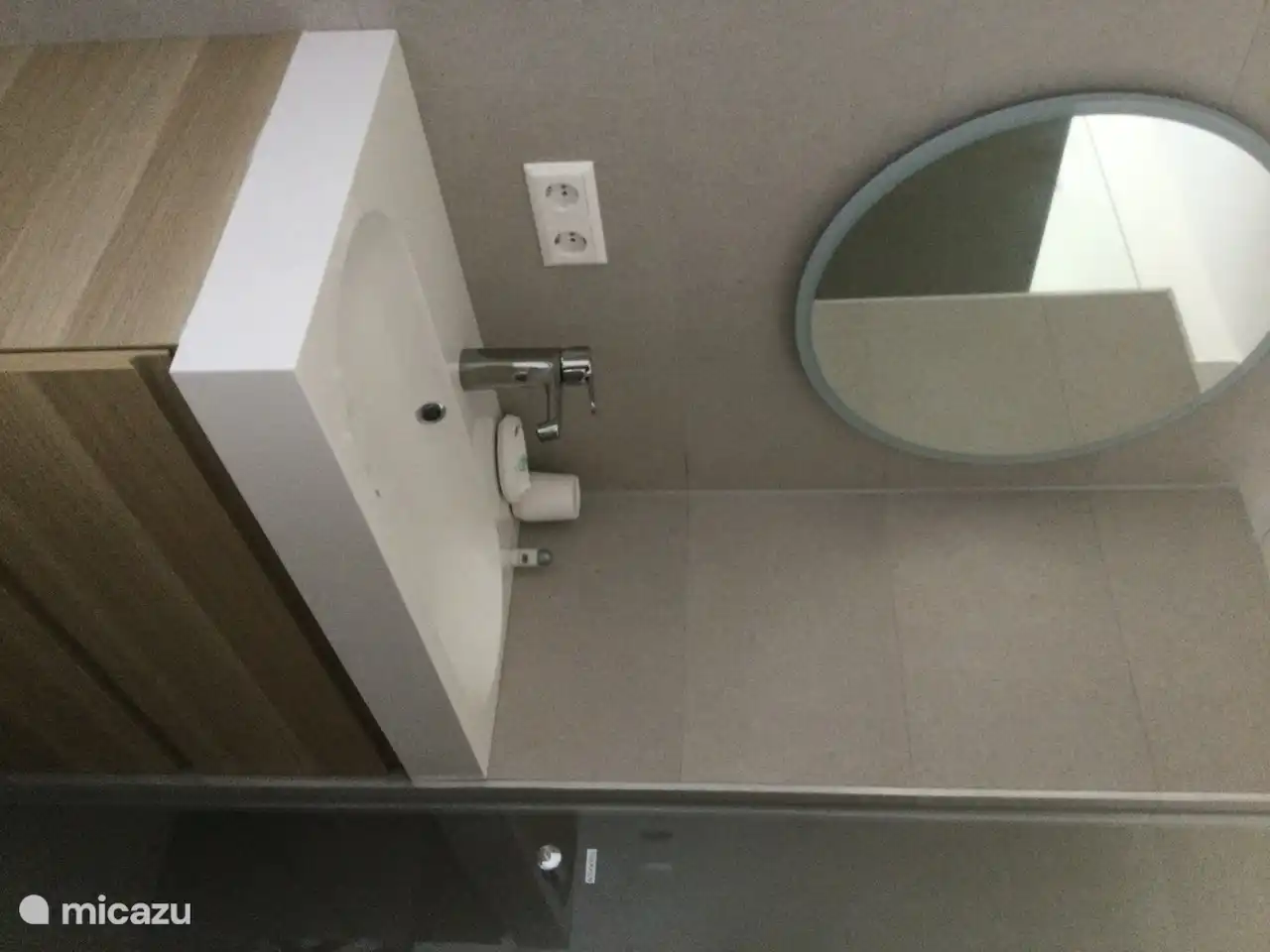 Im Erdgeschoss befindet sich ein Badezimmer mit Dusche, WC und Waschbecken