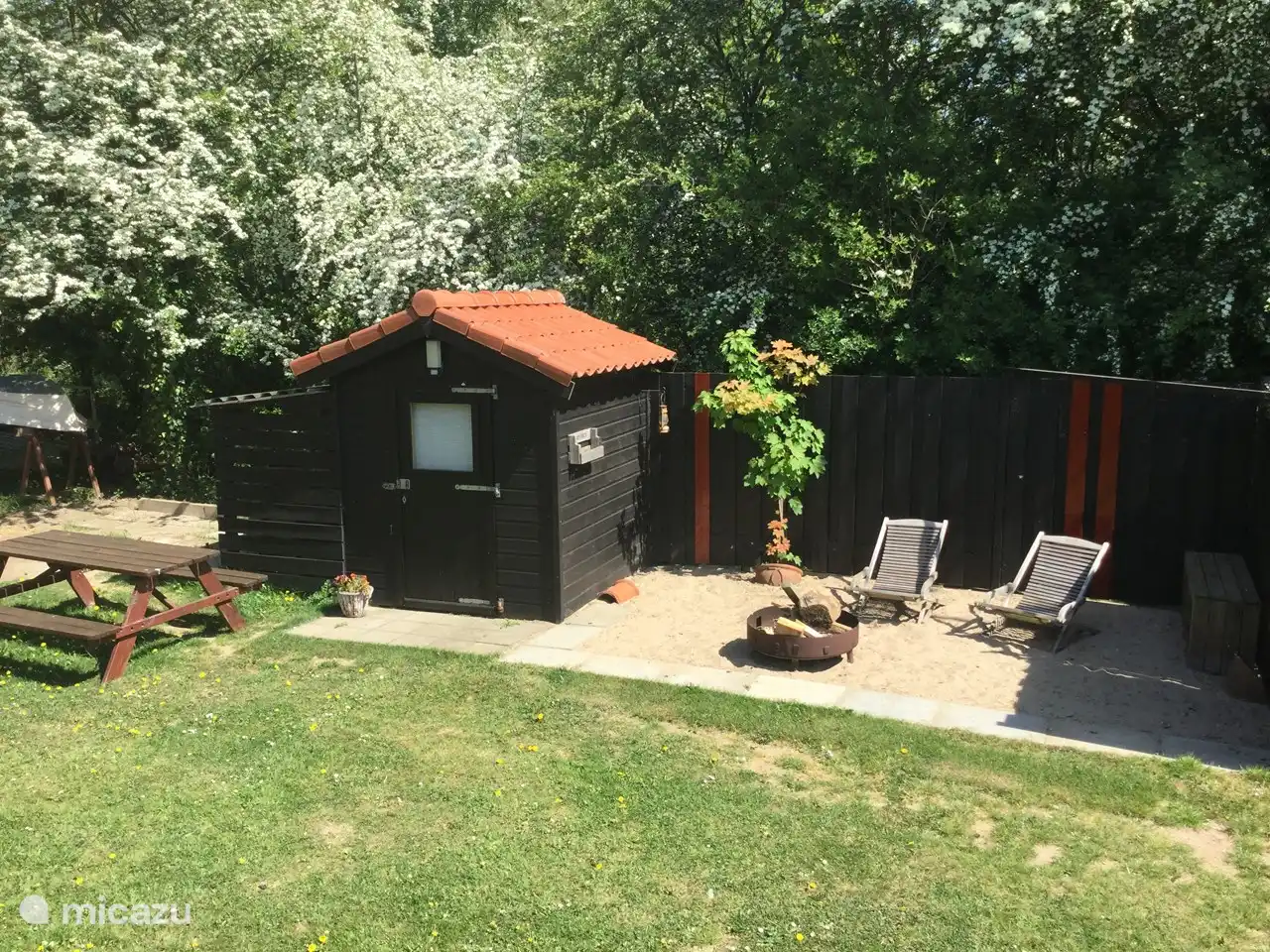 Strand unten im sonnigen Garten