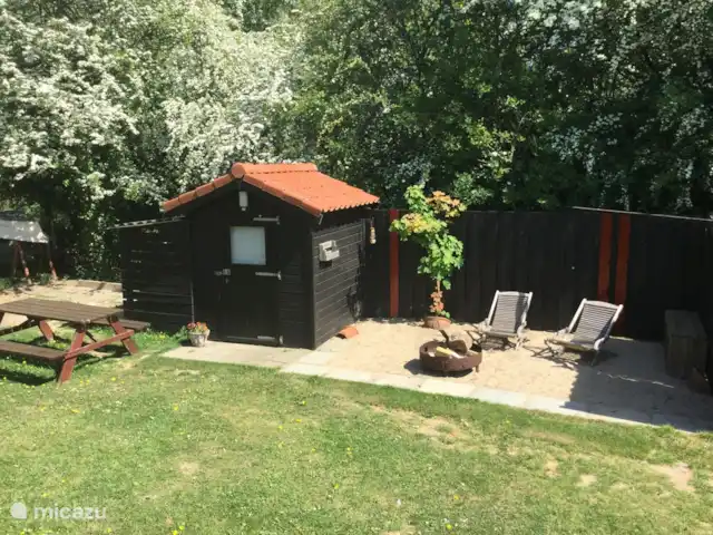 Location de Vacances Pays-Bas, Utrecht, Wijk bij Duurstede, maison de vacances - Lieu unique sur l'eau Plage en contrebas dans le jardin ensoleillé