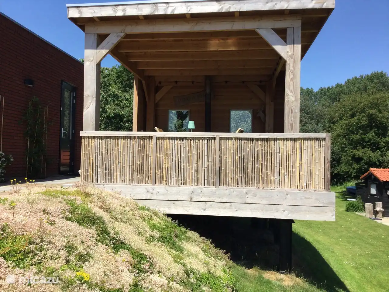 Schöner Ort, um bei einem Drink über das Wasser zu schauen