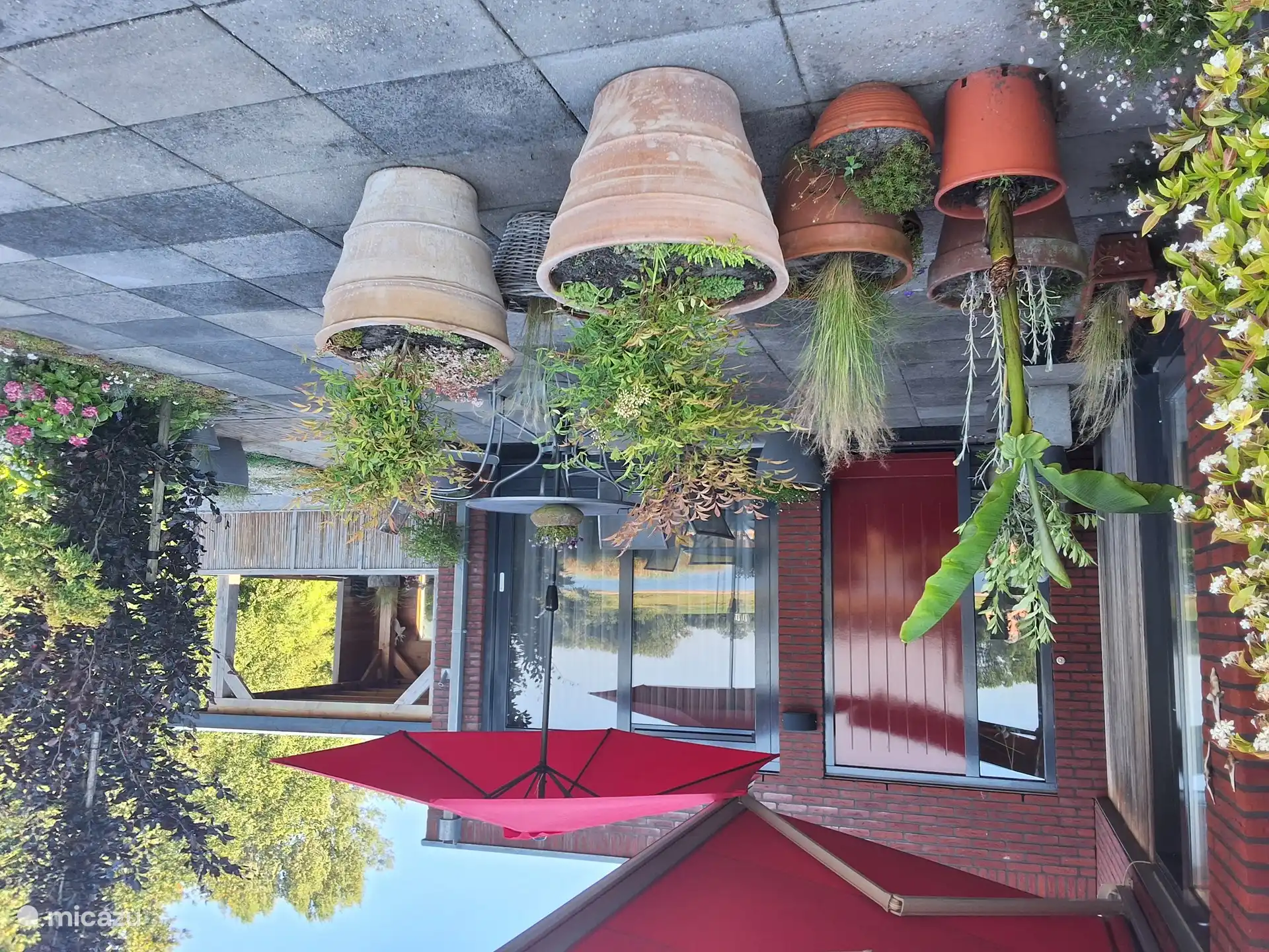 2 schöne Terrassen mit Blick auf das Wasser