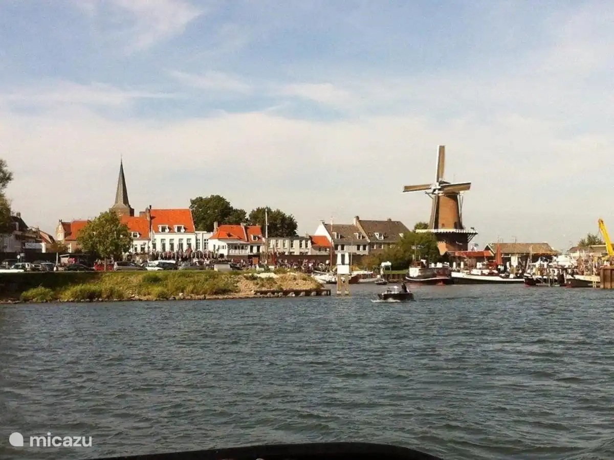 Panoramablick auf die schöne Altstadt von Wijk bij Duurstede, die sich an der Kreuzung des Amsterdamer Rijn-Kanals befindet