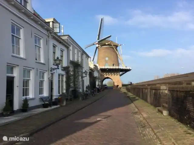 Location de Vacances Pays-Bas, Utrecht, Wijk bij Duurstede, maison de vacances - Lieu unique sur l'eau C'est le célèbre moulin à vent Rijn en Lek. Ce moulin est situé derrière les remparts de la ville. Vous pouvez les visiter à distance de marche de la maison. C'est un moulin à farine où travaillent des bénévoles enthousiastes qui peuvent expliquer comment c'était avant. Ensuite, vous pouvez toujours acheter de la farine.