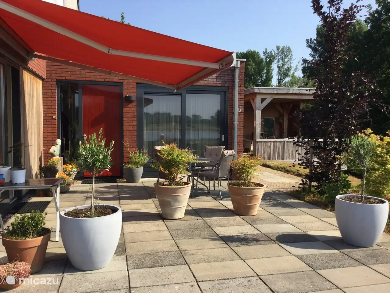 Sonne den ganzen Tag und Blick auf das Wasser und die Boote