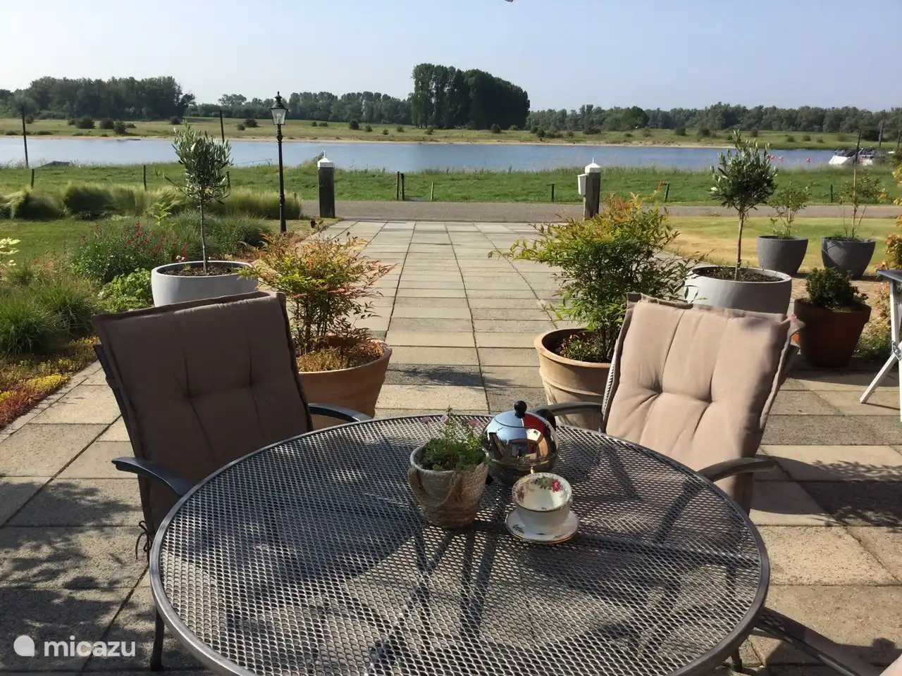 Auf der sonnigen Terrasse können Sie morgens bei einer köstlichen Tasse Kaffee ein erfrischendes Bad am Niederrhein nehmen