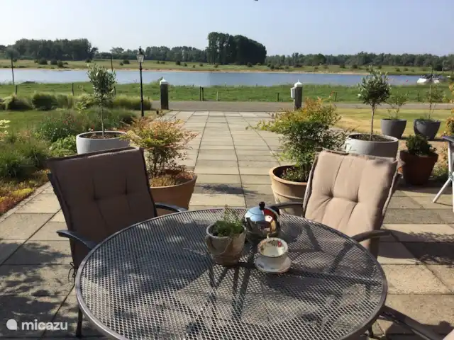 Location de Vacances Pays-Bas, Utrecht, Wijk bij Duurstede, maison de vacances - Lieu unique sur l'eau Une terrasse ensoleillée pour commencer par une délicieuse tasse de café le matin et se rafraîchir dans le Bas-Rhin