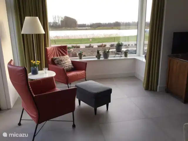 Location de Vacances Pays-Bas, Utrecht, Wijk bij Duurstede, maison de vacances - Lieu unique sur l'eau Cette véranda ensoleillée est située à l'avant de la maison. Vous pouvez regarder de 3 côtés et absorber pleinement le magnifique environnement.