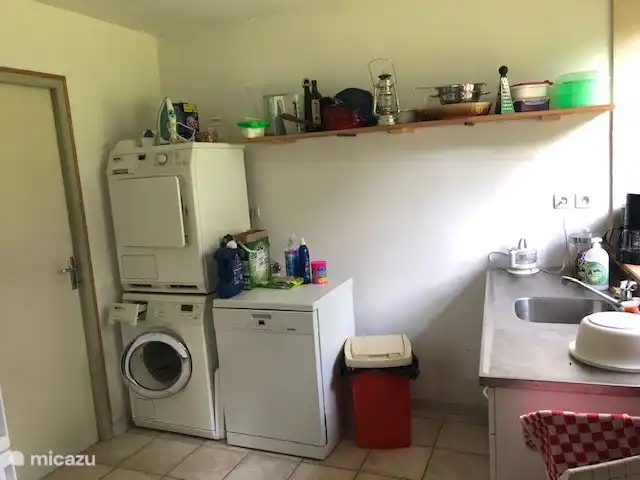 Bijkeuken met apparatuur.