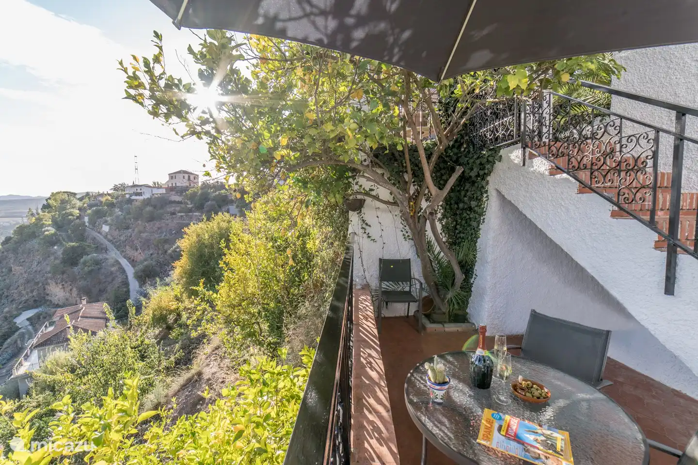 Die private Terrasse, über eine Treppe erreichbar, mit Tisch, 4 Stühlen, Wäscheständer.