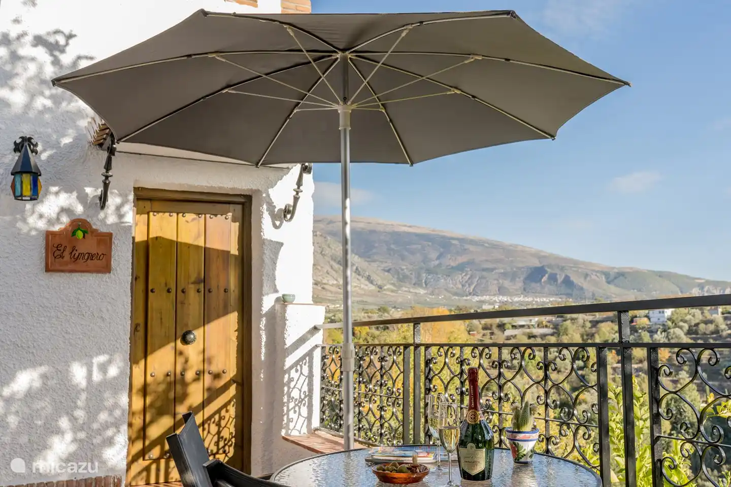 Eingang von der privaten Terrasse mit Blick auf das Flusstal und die Berge