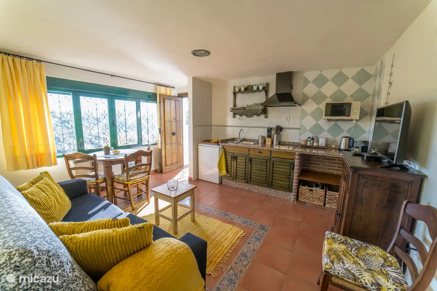 gemütliches quadratisches Wohnzimmer mit geräumiger Küchenzeile, komplett ausgestattet. Sitzecke, Essbereich, Sat-TV