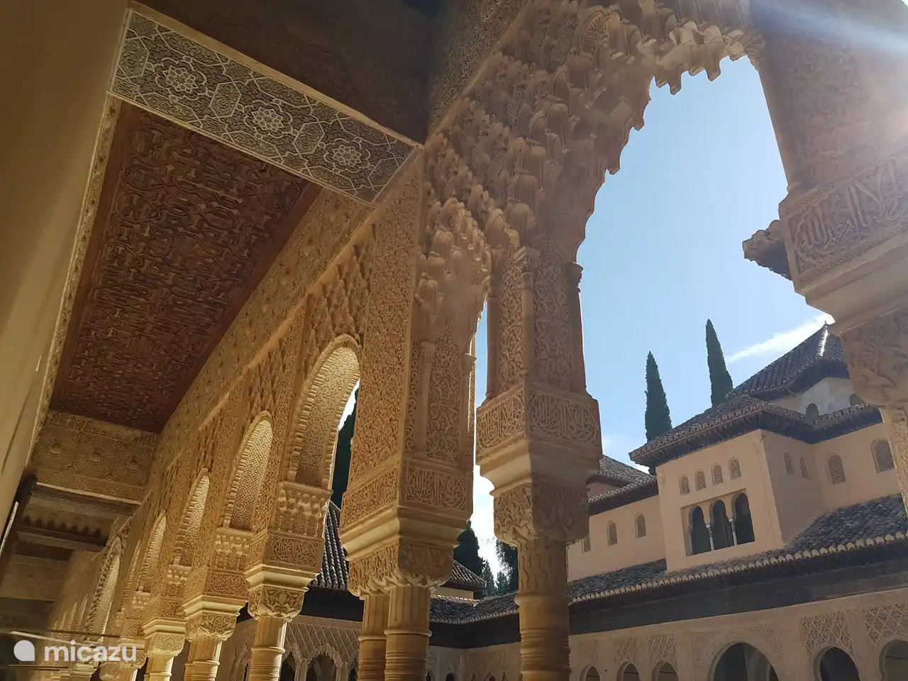 Die Alhambra hat viele schöne Fassaden und Mosaike.
