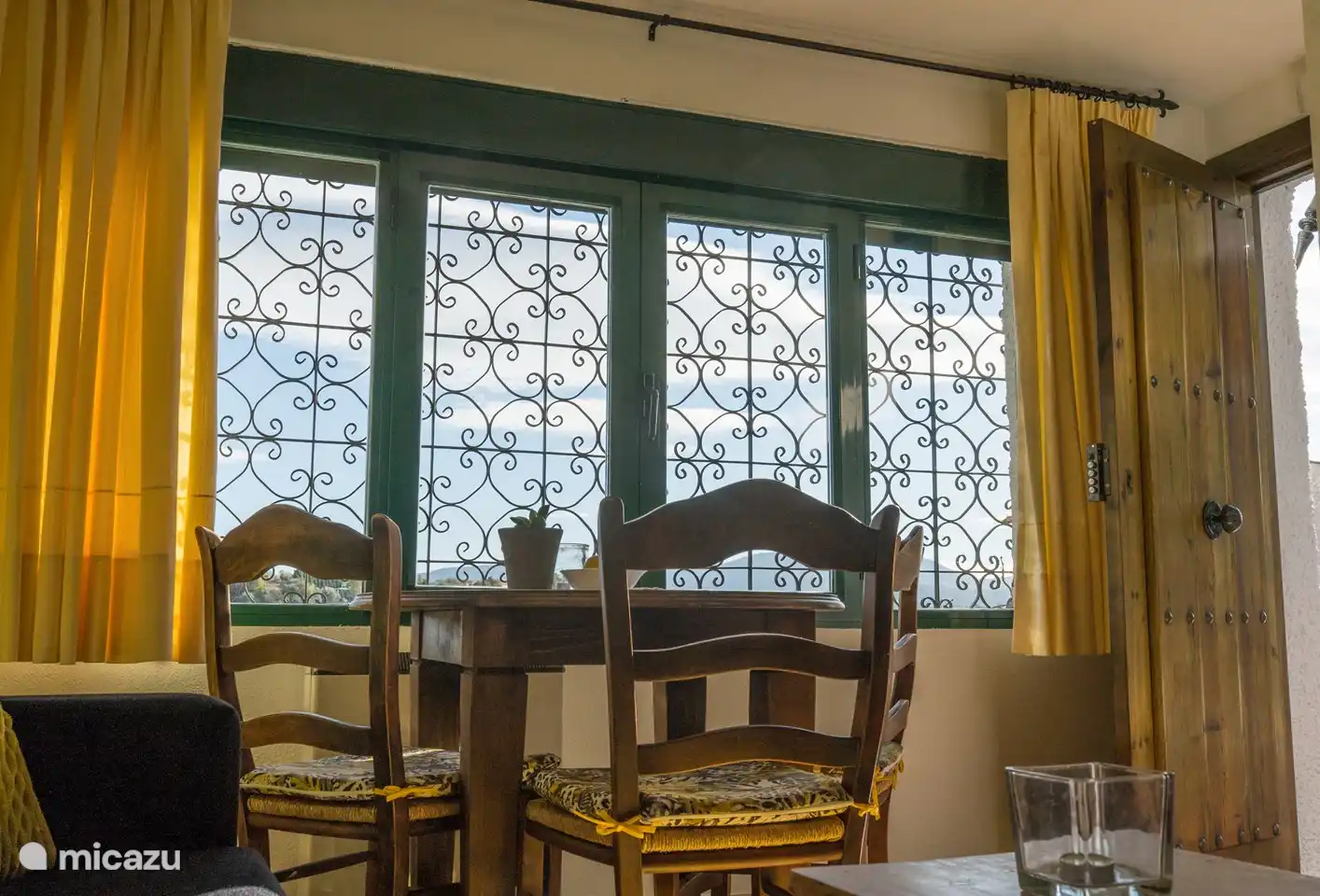 Sitzbereich mit Blick auf das Flusstal