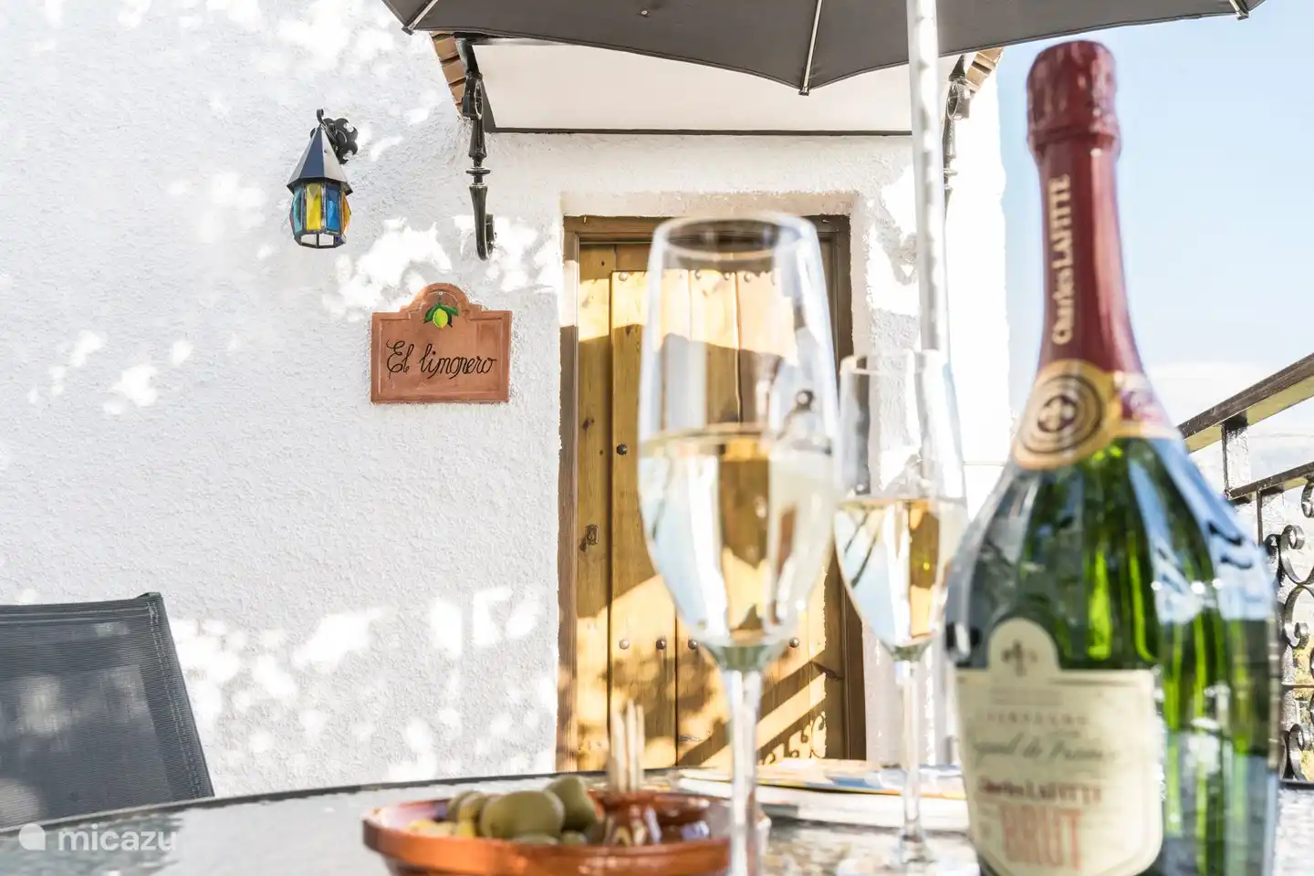 Nach einem aktiven Tag auf der privaten Terrasse genießen Sie ein Getränk und einen Snack.