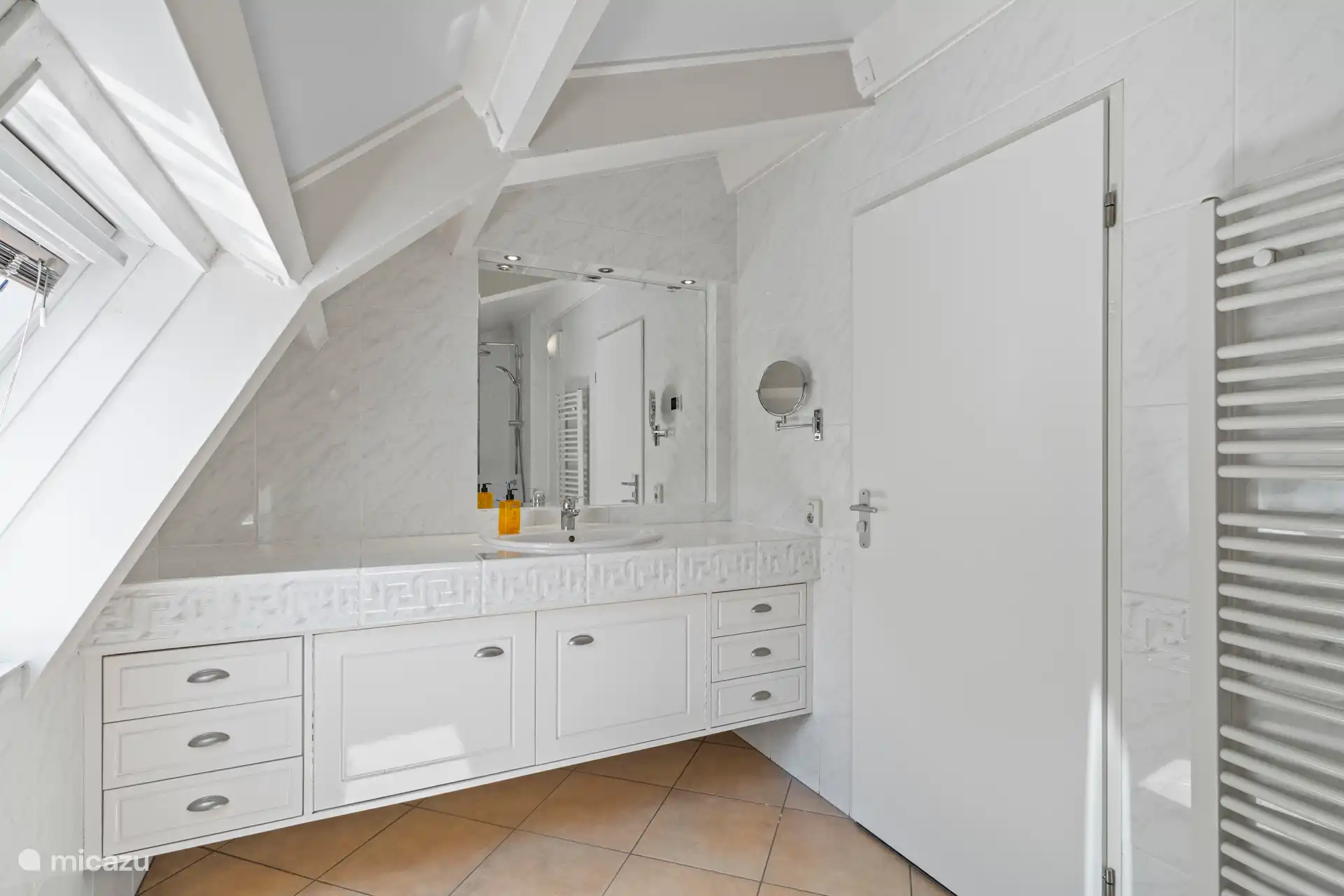 Badezimmer, Waschtischunterschrank, Spiegel