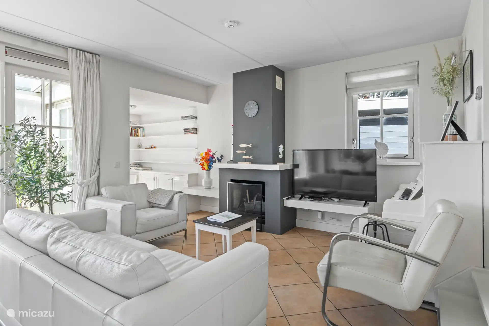 Sitzecke mit Ausziehfläche.