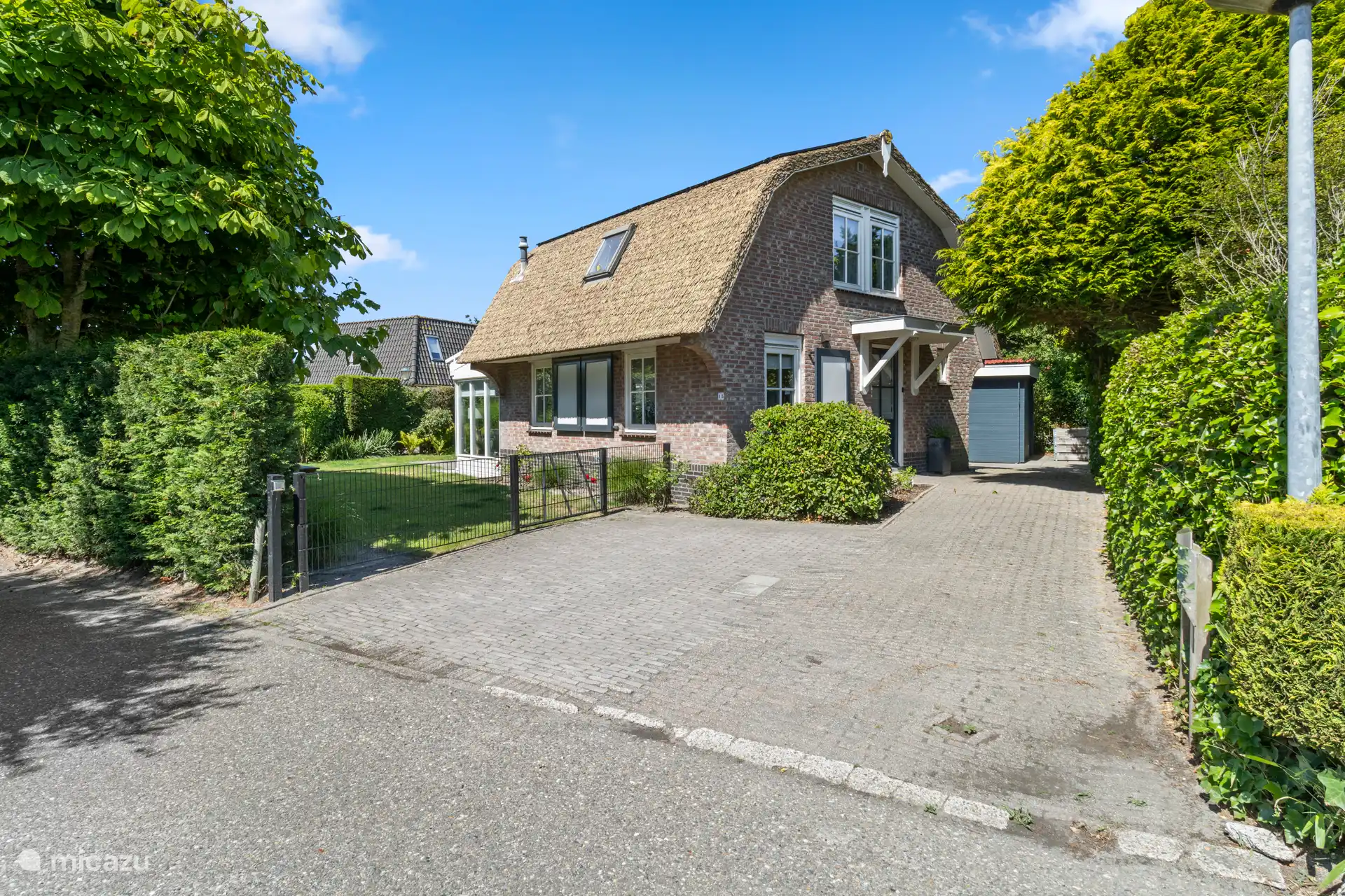 Ansicht Einfahrt, Parkplätze, Haus.