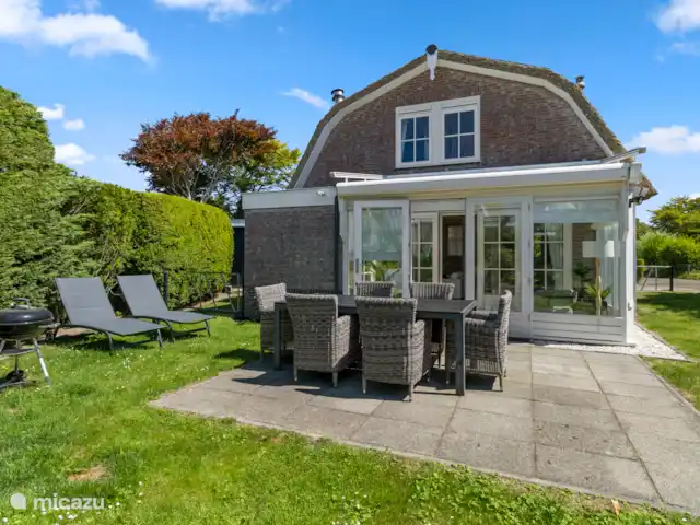 Le plus bel endroit de Noordwijk | Pays-Bas, Hollande méridionale, Noordwijk - maison de vacances Terrasse avec table de jardin, chaises longues et barbecue.