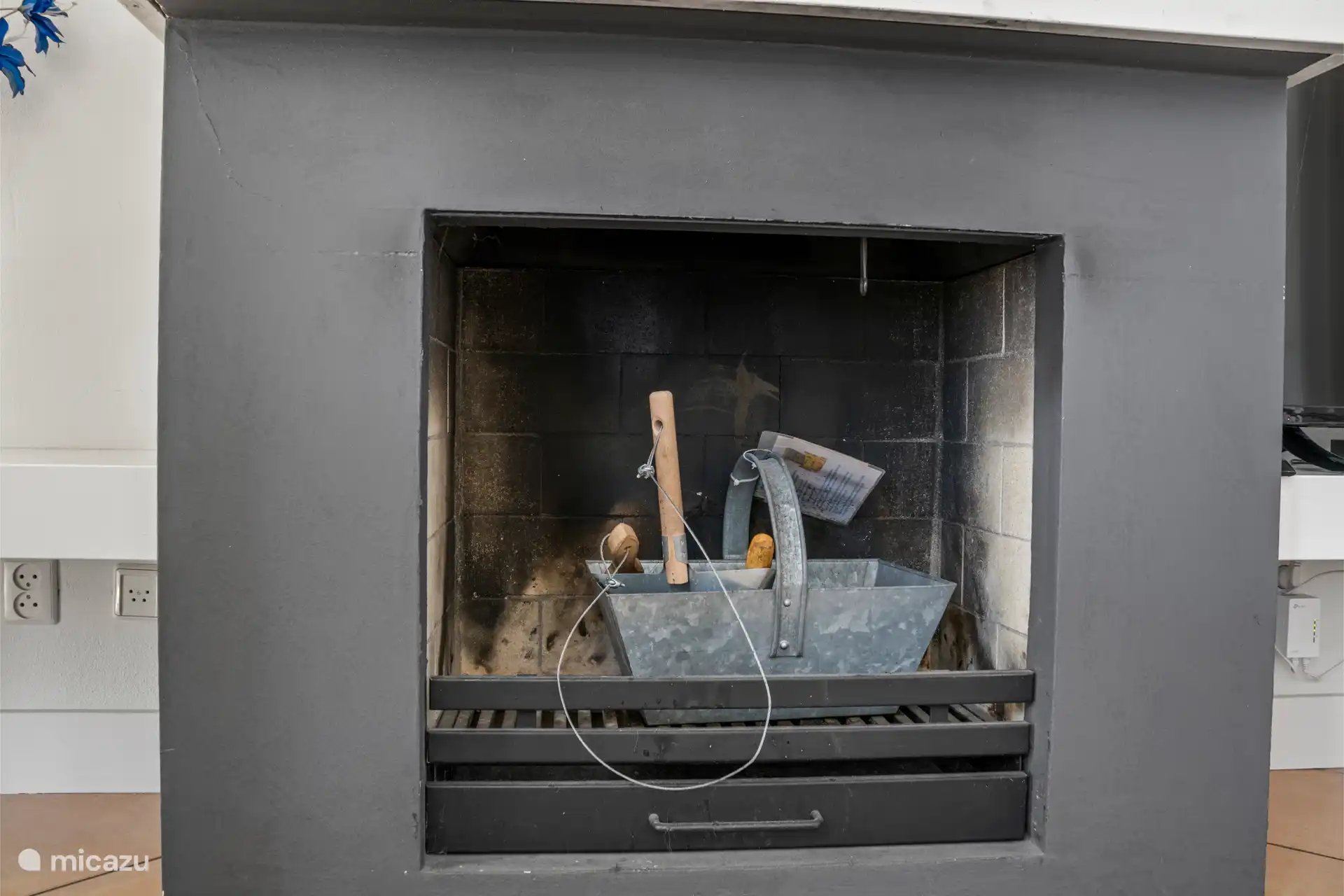 Kamin zum Anzünden mit gepressten Holzscheiten.