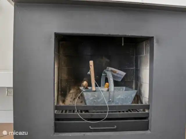 Le plus bel endroit de Noordwijk | Pays-Bas, Hollande méridionale, Noordwijk - maison de vacances Cheminée à allumer avec des bûches pressées.