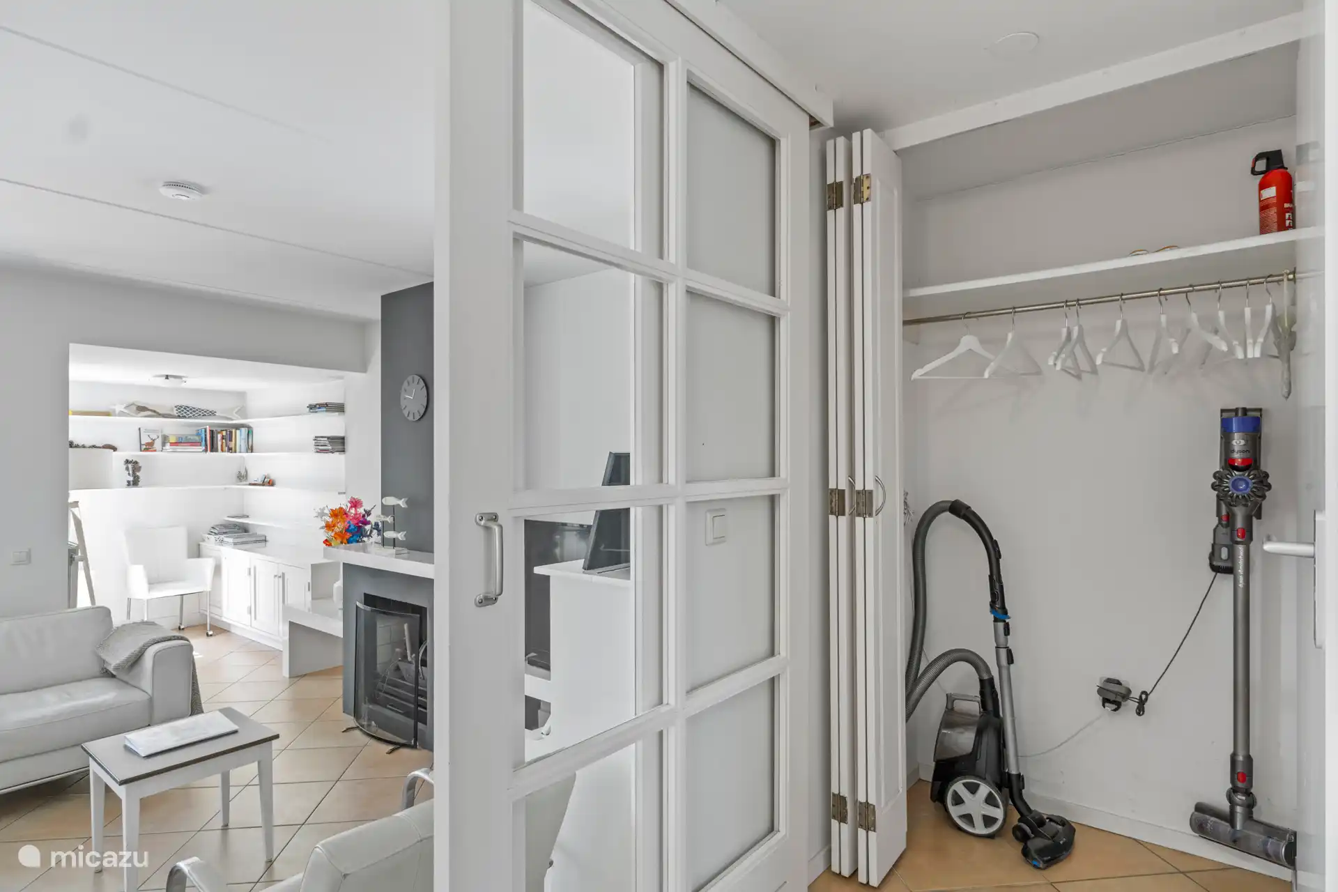 Garderobe mit Staubsaugern