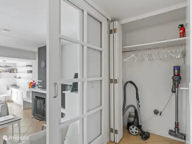 Le plus bel endroit de Noordwijk | Pays-Bas, Hollande méridionale, Noordwijk - maison de vacances Vestiaire avec aspirateurs
