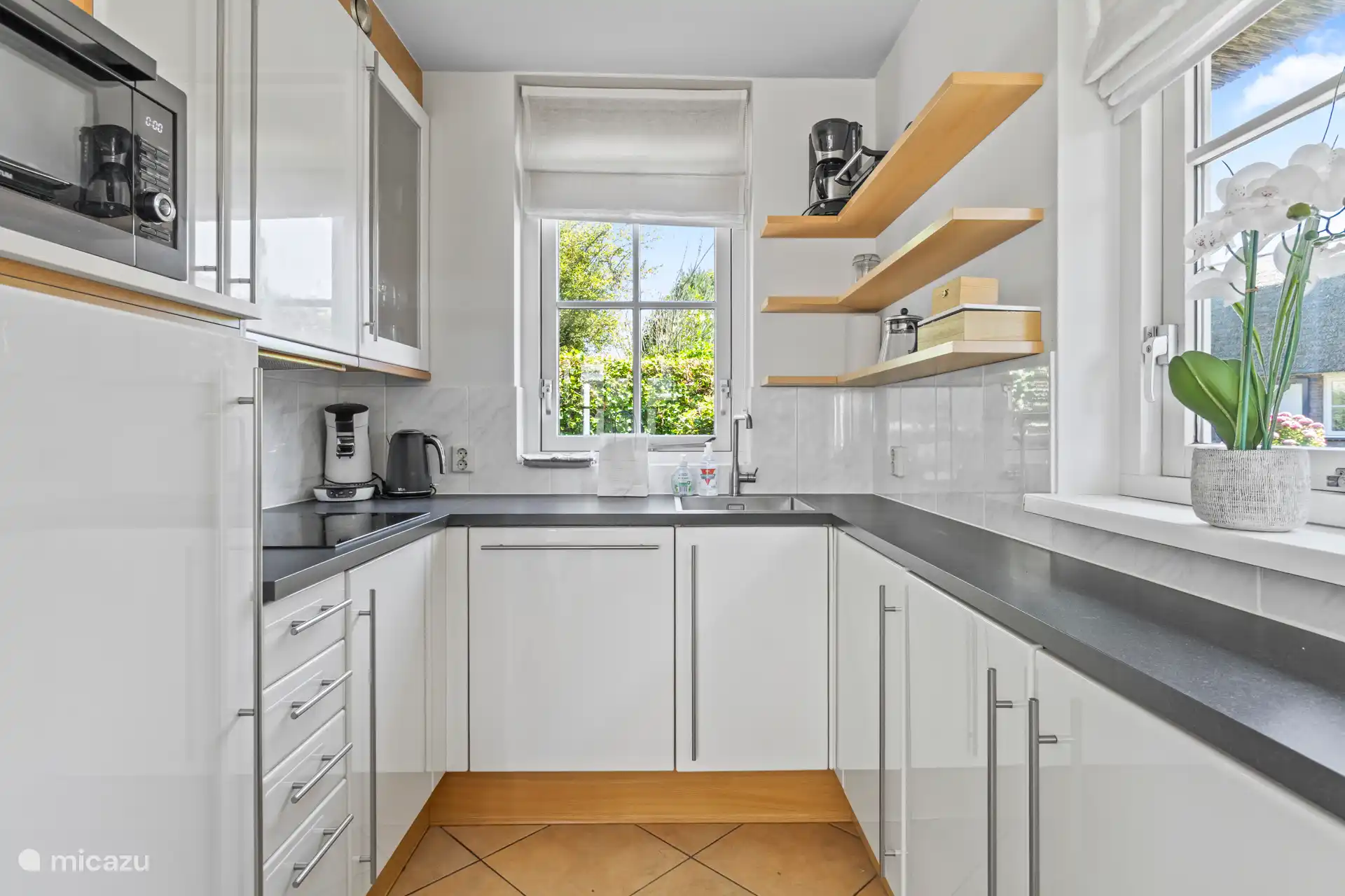 Küche mit Wasserkocher, Senseo, Filterkaffeemaschine, Toaster.