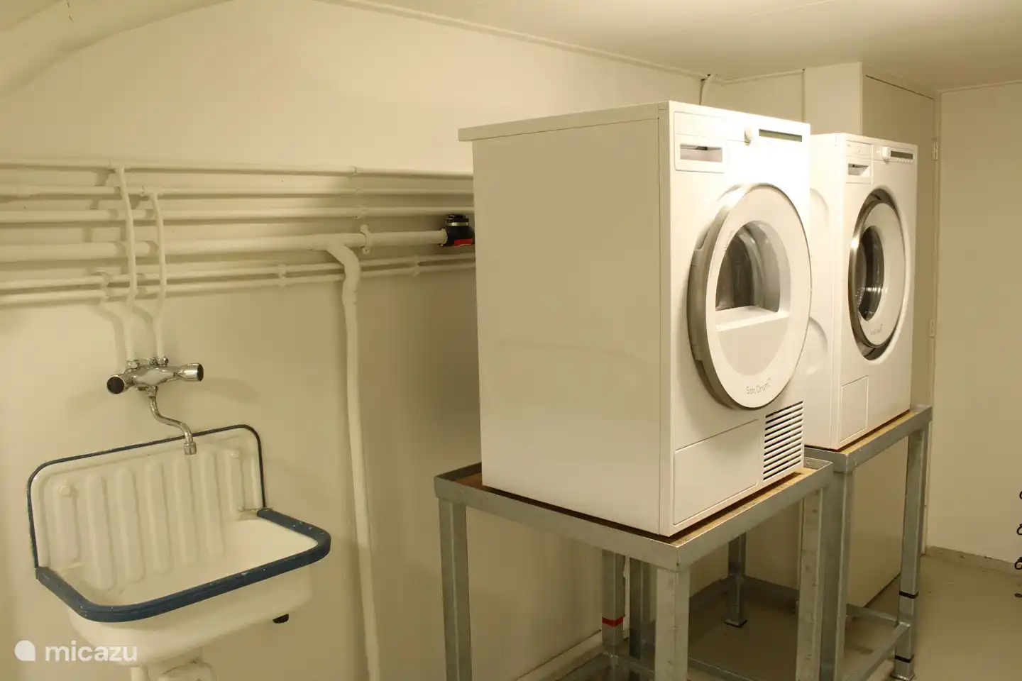 Der Keller ist schön kühl und mit einer Waschmaschine, einem Trockner und einem Wäscheständer ausgestattet.
