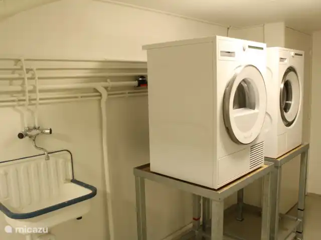 Le plus bel endroit de Noordwijk | Pays-Bas, Hollande méridionale, Noordwijk - maison de vacances Le sous-sol est agréable et frais et équipé d’une machine à laver, d’un sèche-linge et d’un étendoir.