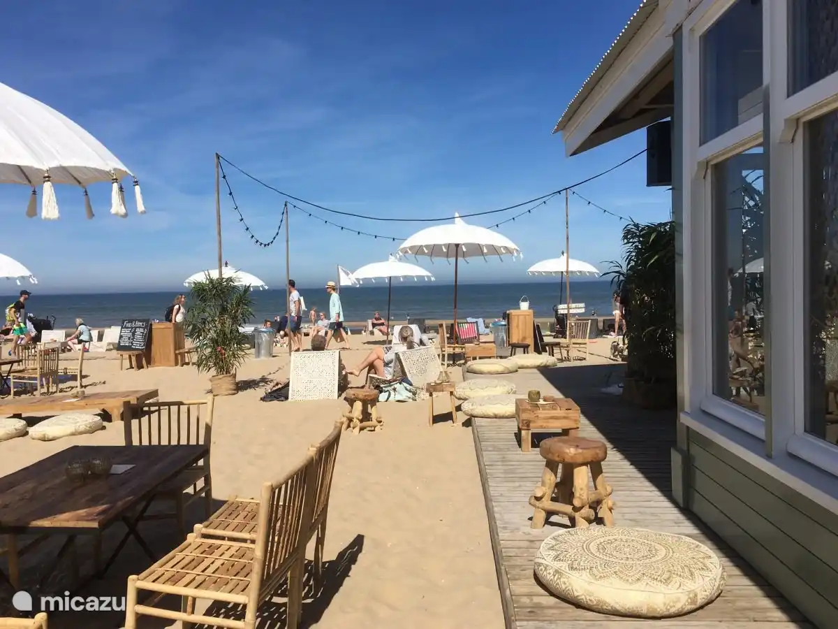 Es gibt viele Strandpavillons. 