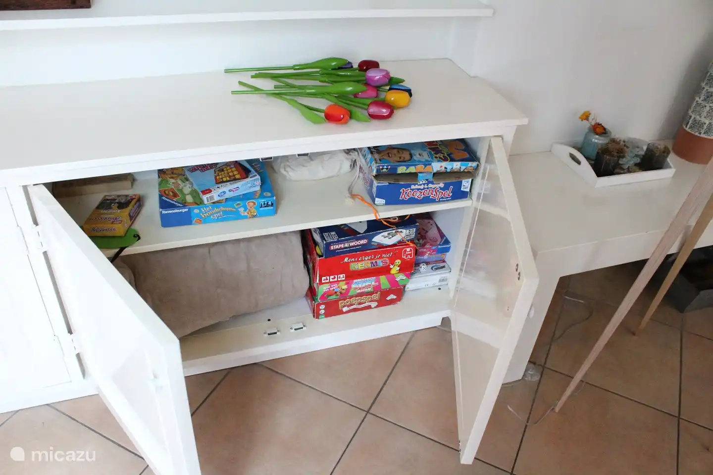 Schrank mit Brettspielen. 