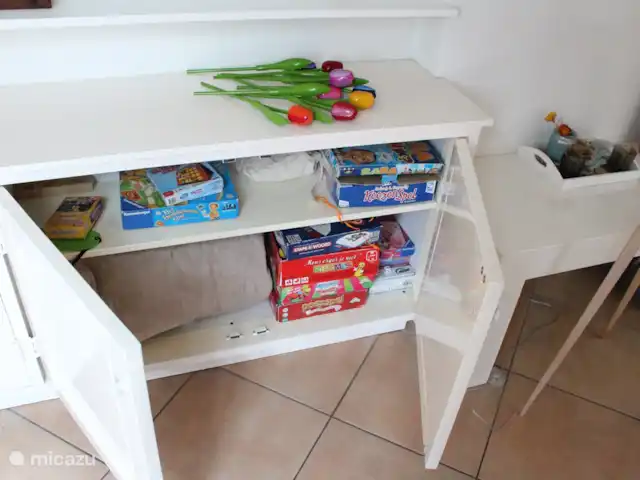 Le plus bel endroit de Noordwijk | Pays-Bas, Hollande méridionale, Noordwijk - maison de vacances Armoire avec jeux de société.