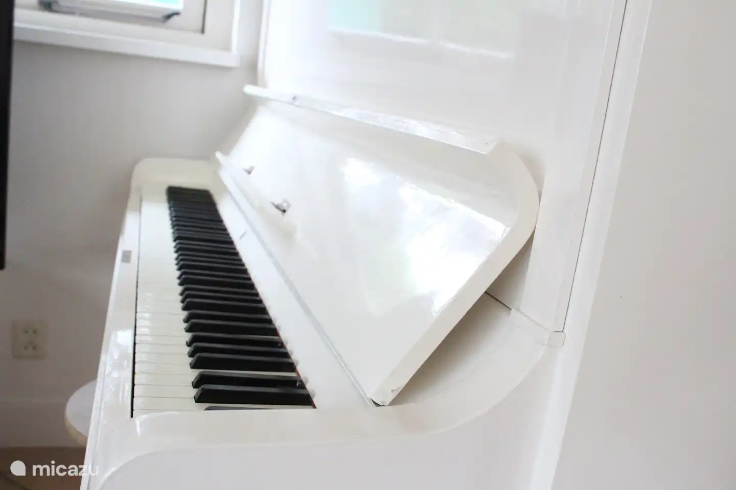 Klavier im Wohnzimmer. 