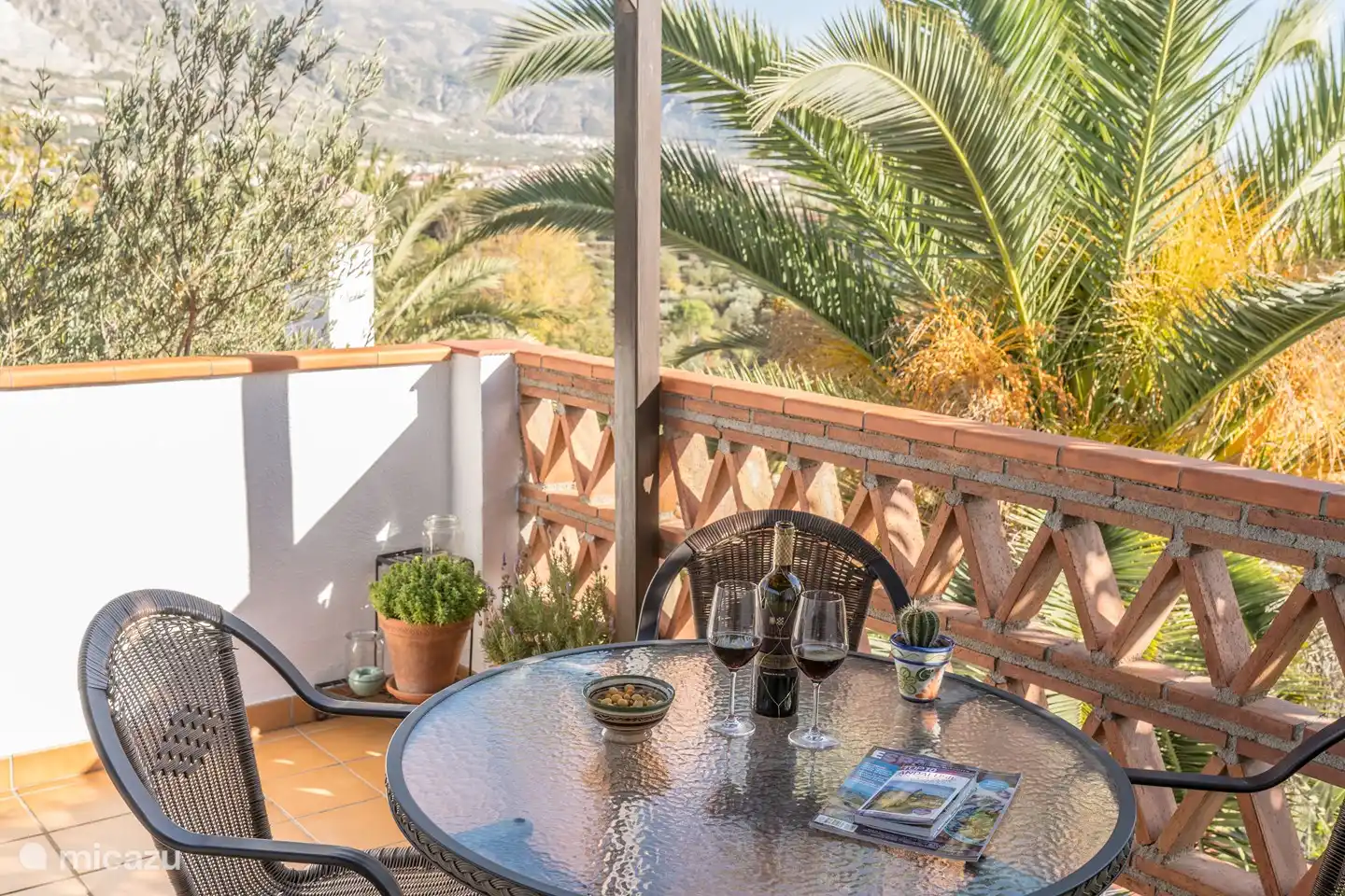 Außenterrasse mit Tisch, 4 Stühlen und Wäscheständer.