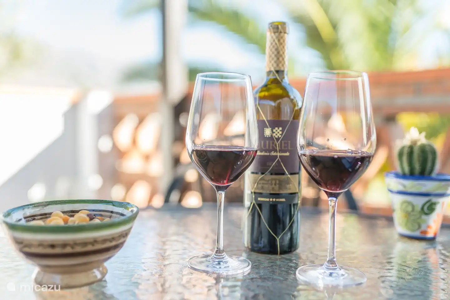 Zurück zu Hause Genießen Sie einen Drink und einen Snack auf Ihrer eigenen Terrasse.