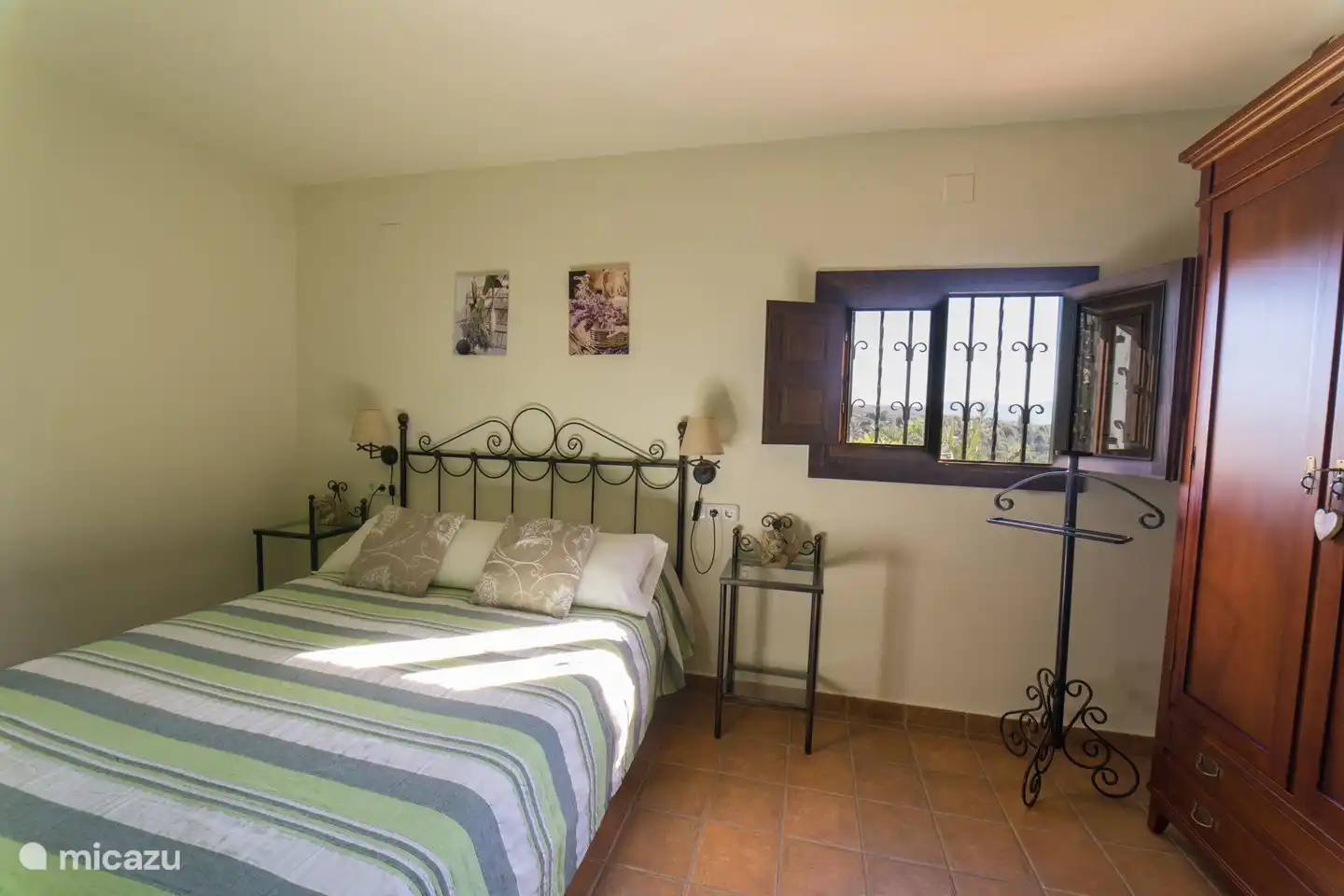 Romantisches Schlafzimmer mit viel Stauraum.