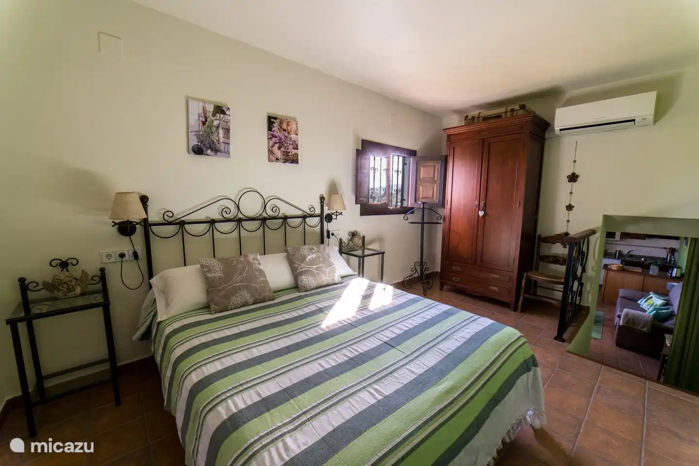 Schlafzimmer über Treppe vom Wohnzimmer.