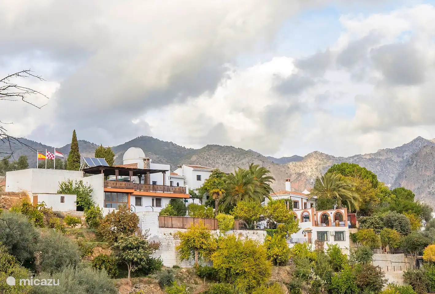 unsere casa rural vom tal aus gesehen, mit immer erkennbaren fahnen und sternwarte.