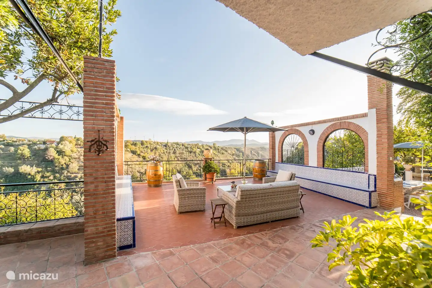 Der zentrale Balkon, auf dem sich unsere Gäste entspannen, lesen, plaudern und die Aussicht genießen können.