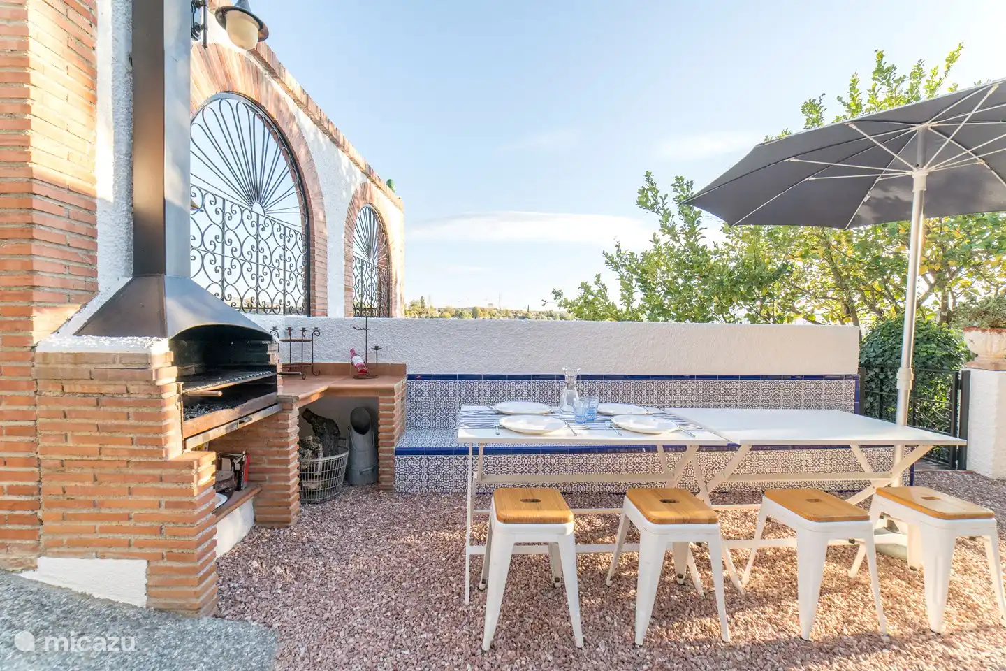 BBQ-Bereich mit Sitzecke für ein gemeinsames Mittagessen oder später am Abend mit Sonnenuntergang.