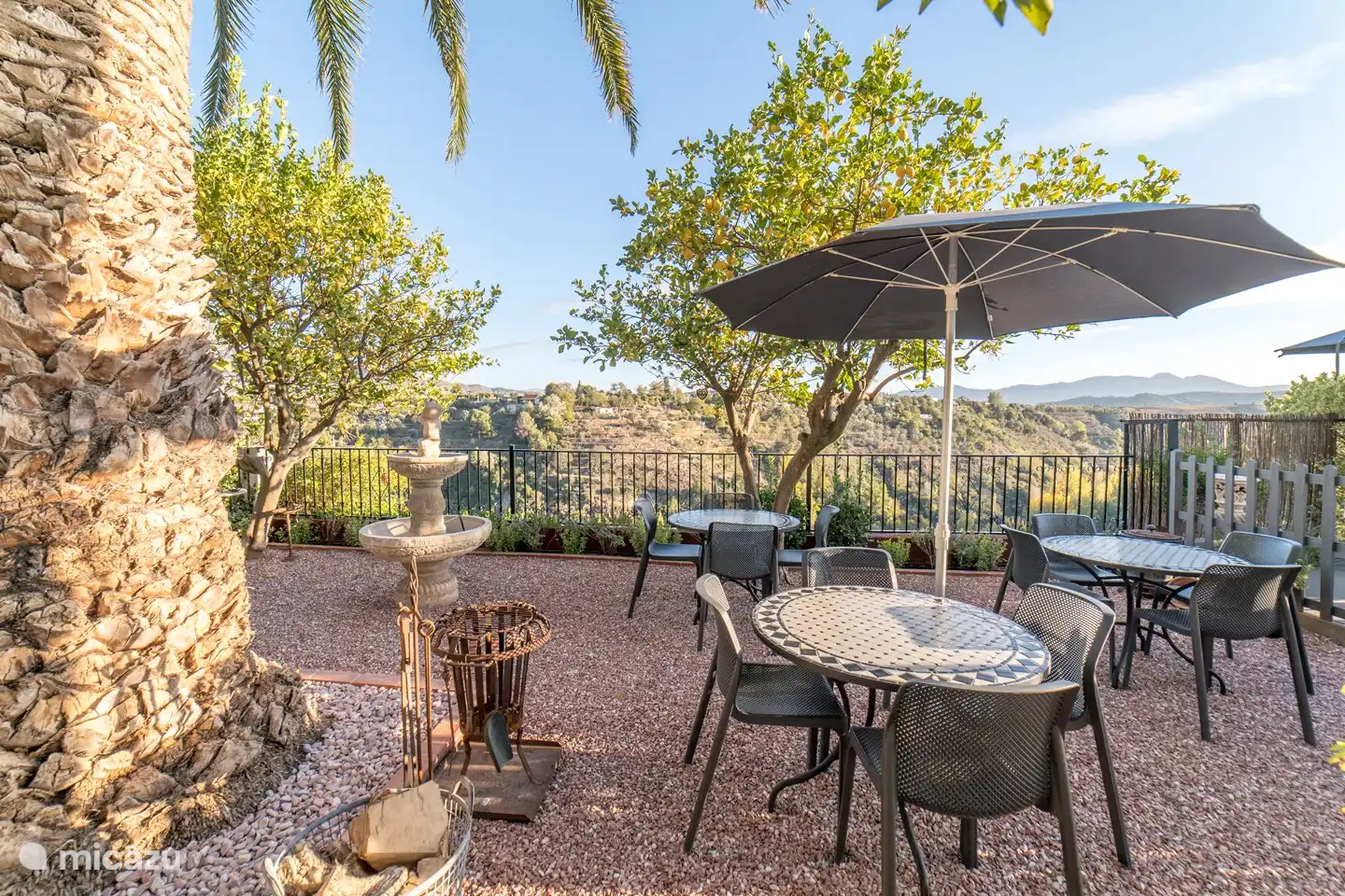 Die Terrasse, auf der wir unseren Gästen das Frühstück servieren können. sondern auch zu lesen, Rätsel zu machen, Spiele zu spielen.