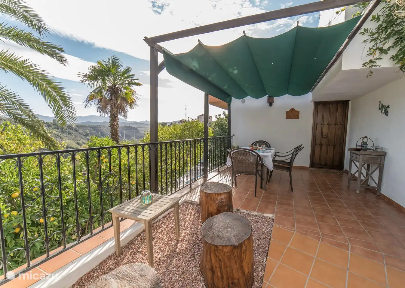 Terrasse vor dem Haus mit Blick auf den Pool.
