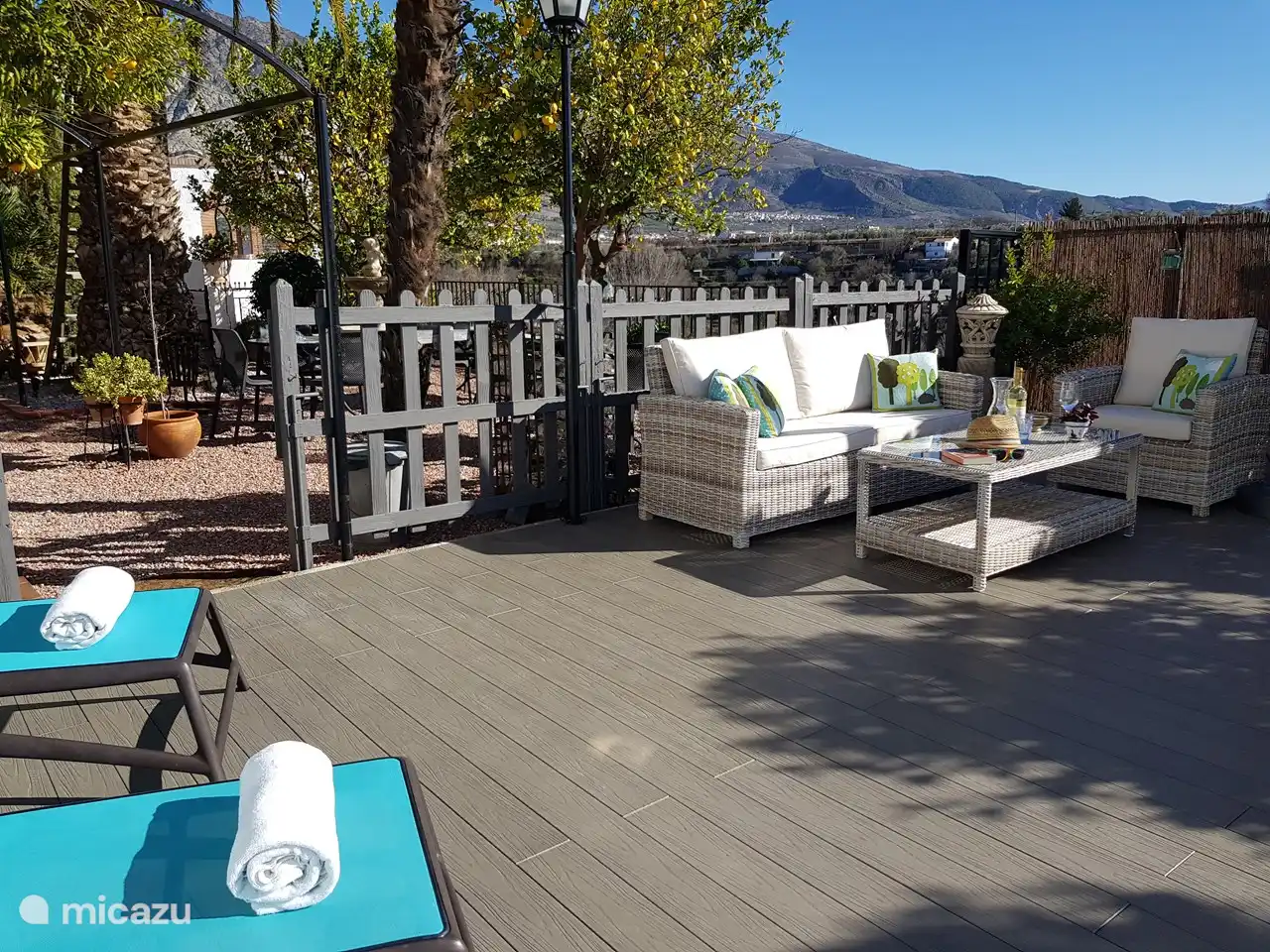 Setzen Sie sich zwischen Schwimmen und Sonnenbaden einfach in die Lounge.