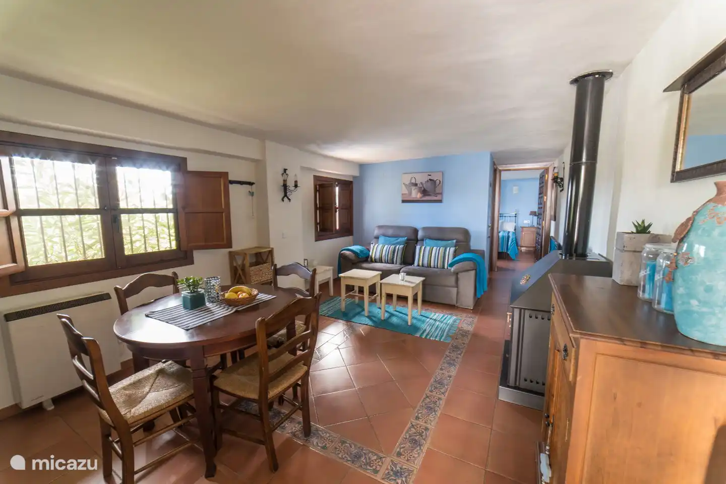 gemütliches Wohnzimmer mit Sitzecke, offenem Kamin und Sat-TV