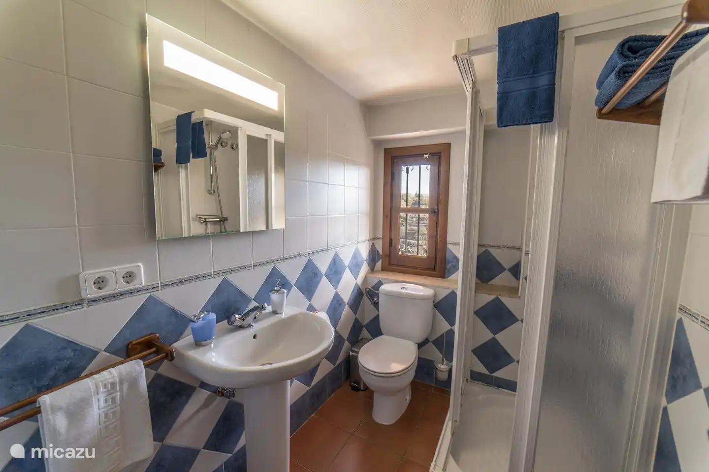 komplettes Badezimmer mit Dusche, Waschbecken, Toilette und Bidet. auch zur Verfügung gestellt; Handtücher, Toilettenpapier, Handseife und Fön.