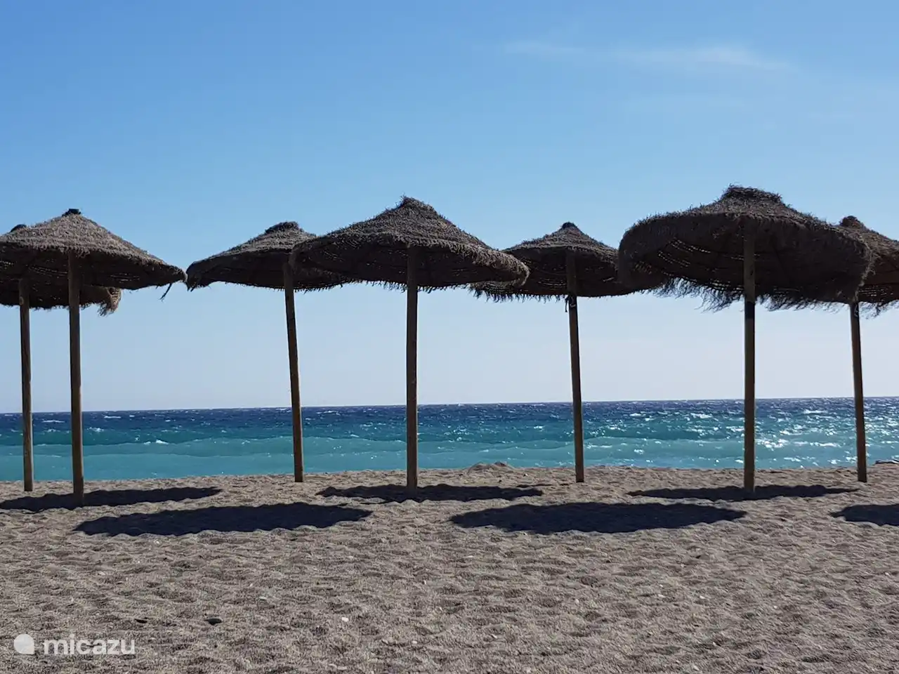 Salobreña Strand ist in der Nähe. Sie können am Strand parken und Liegestühle und Sonnenschirme mieten.