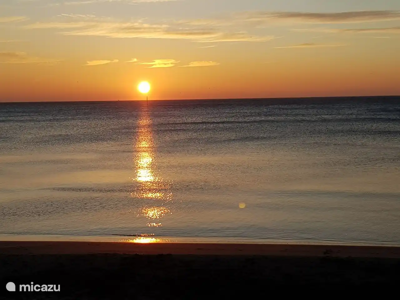 Wunderschöner Sonnenuntergang am Strand.