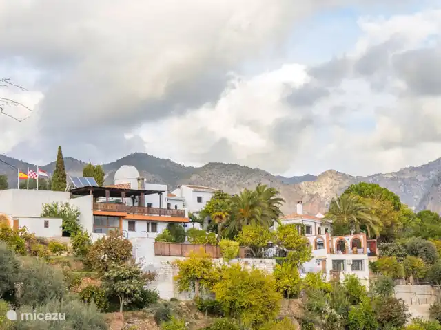 El Valle, casa El Laurel | Espagne, Andalousie, Durcal - maison de vacances notre casa rural vue de la vallée, avec des drapeaux et un observatoire toujours reconnaissables.