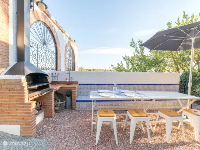 El Valle, casa El Laurel | Espagne, Andalousie, Durcal - maison de vacances espace barbecue avec coin salon pour un déjeuner en commun ou plus tard dans la soirée avec le coucher du soleil.
